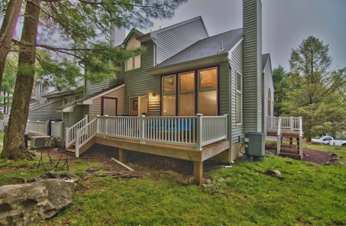 Lake Harmony Estates House | Hiking season has started and the Lake Club is open! 🚣⛰️