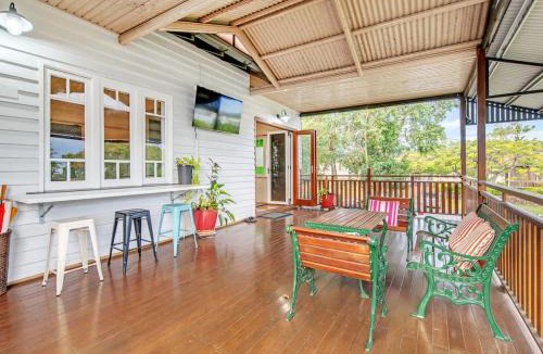 Sadliers Crossing House | Historic Character-filled Jade Cottage