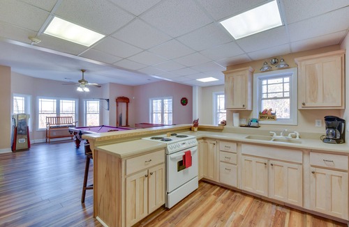Blairsville House | Hot Tub, Arcade & Casino! Blue Ridge Mtn Mansion