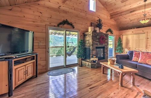 Sevierville Cabin | Hot Tub & Loft: Mountain-View Sevierville Cabin