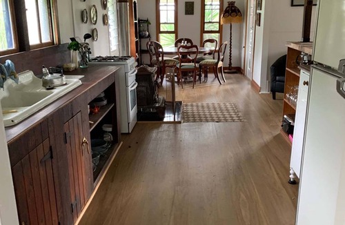 Emu Creek House | Huge farm house, great for families and gatherings.