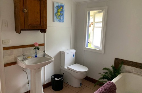 Emu Creek House | Huge farm house, great for families and gatherings.