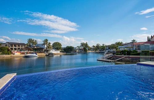 Broadbeach Waters House | INCREDIBLE VALUE - Perfect for large families