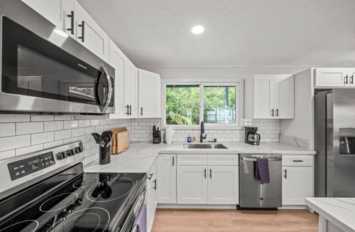 Hilo House | Island Adventure Hub, Near Volcanoes & Beach