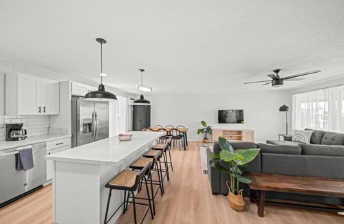 Hilo House | Island Adventure Hub, Near Volcanoes & Beach