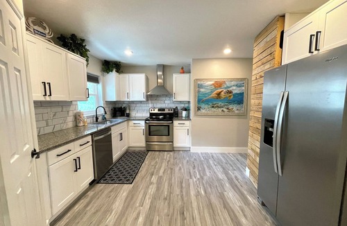 Crystal River House | ☆ King Suite, Arcade Games, Outdoor Space, Close to Downtown!