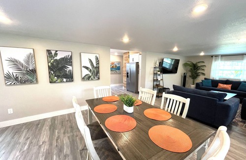 Crystal River House | ☆ King Suite, Arcade Games, Outdoor Space, Close to Downtown!