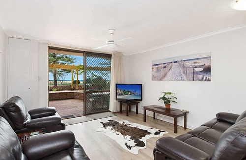 Coolangatta Apartment | Kirra Vista 4 - Beachfront & Ground Floor