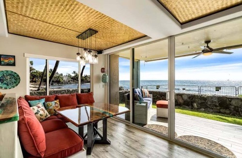 Historic Kailua Village Condo | Kona Reef A1: Ocean-view 2BR condo in Kailua-Kona, perfect for 4-6 guests.