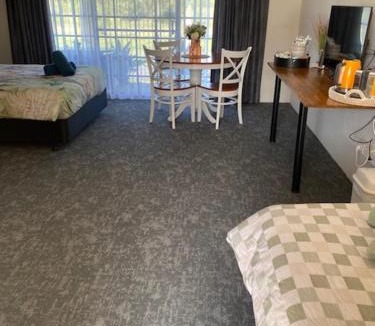 Loftville Hotel | Lakeside Lodge Motel