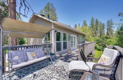 Nine Mile Falls Apartment | Lakeview Retreat w/Fireplace, Spa Tub & Balcony