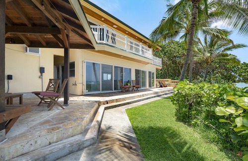 Mokuleia House | Large Family Retreat on Calm Swimming Beach, A/C