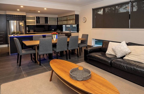 Surfers Paradise Villa | Large Surfer's Sanctuary 4 beds 4 bath and pool