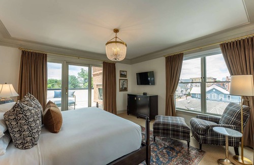 Leesburg's Old and Historic District Hotel | Leesburg Luxury Stay with Dining + Pets Stay Free