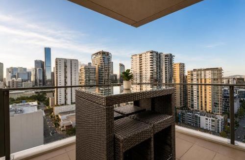 South Brisbane Apartment | Level 22 Skyline Views with Sauna, Gym, Pool and Free Parking