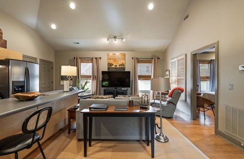 Franklin Apartment | Loft on West Main 5 blocks from Downtown Franklin