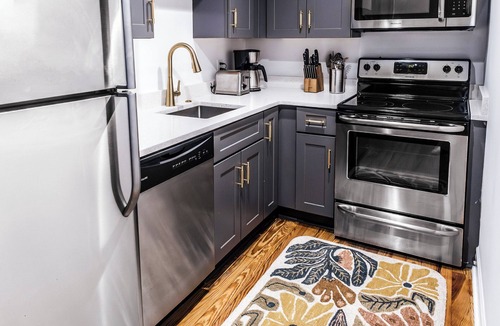 Harleston Village Apartment | Lola Suite at 360 King