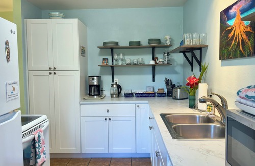 Volcano House | Lovely Art Cottage 5 Min. to Volcanoes NATL Park-clean, cozy, comfort -2 Bdrm