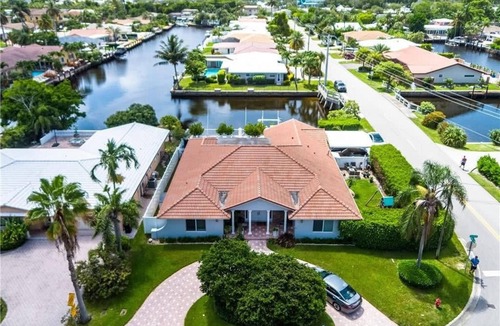 Fort Lauderdale Villa | Luxe 4BR Waterfront w Htd Pool 5min to Beach