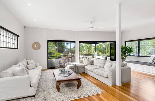 Currumbin House | Luxurious Beachside Oasis with Ocean Views and a swimming pool, Wifi and linen included
