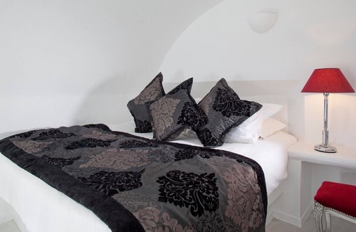 Imerovigli Villa | Luxury 2 Bedroom Above Blue Villa in Santorini, Greece