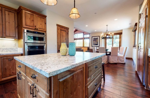 Mammoth Lakes Condo | Luxury 5-Star Golf Course Retreat, Private Jacuzzi, Gas Grill, Laundry