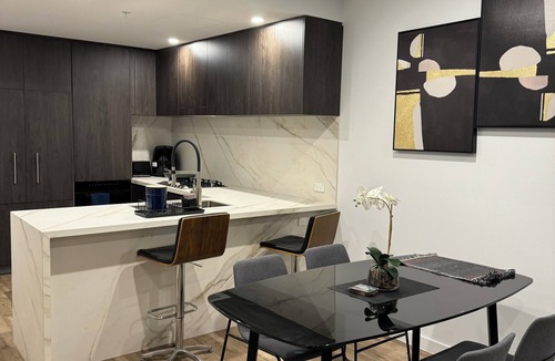 Main Beach Apartment | Luxury Pearl Main Beach Apartment Walk to the Beach