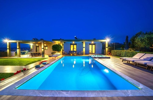 Potistiria House | Luxus-Villa Freier beheizter Pool Atemberaubende Aussicht Kreta by Interhome