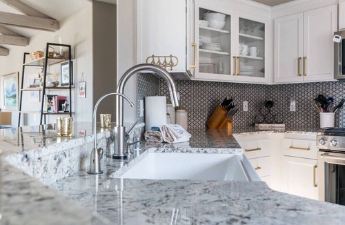 Park Hill House | Magical Retreat! Contemporary and Cozy Park Hill!