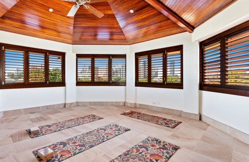 Surfers Paradise House | Main River Grandeur Mansion, 4 Bed, Pool & Sauna