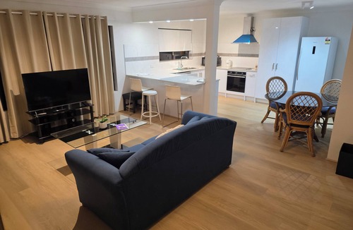 Mermaid Beach Apartment | Mermaid Beach/Broadbeach Modern 2 Bdrm Apartment