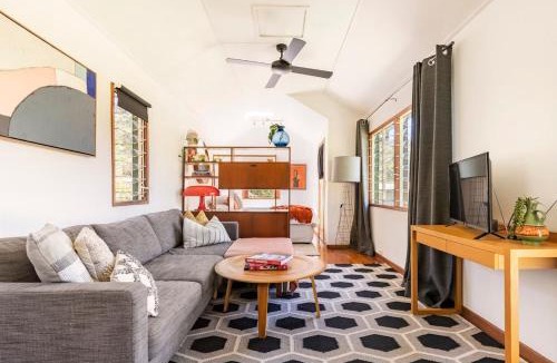 The Gap Apartment | Mid-Century Cabin - 1 Bed, 1 Car, Golf Course, 15 min to CBD