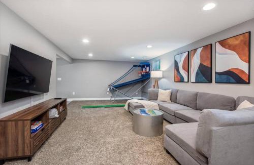 Alta Vista Area House | Mid-Mod Marvel Central Game RmWet Bar Patio