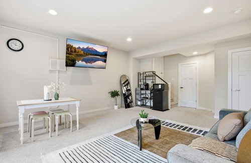 North Creek House | Modern 1B Unit | Backyard | Close to UW Bothell