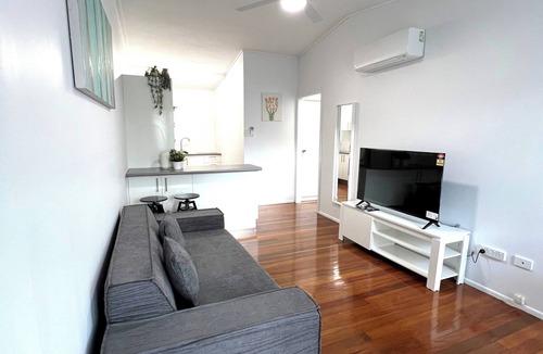 Highgate Hill House | Modern 2BR in Highgate Hill near Brisbane CBD