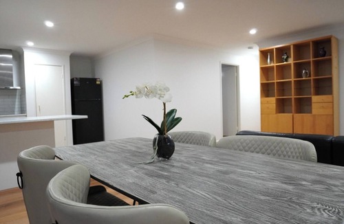Upper Mount Gravatt House | Modern 4bed house for 8 | Prime Mt Gravatt area