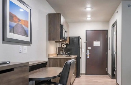 Augusta Hotel | Modern Extended Stay Room Perfect for Exploring Augusta Attractions