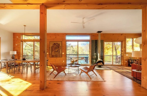 Saugerties House | Modern interiors with beautiful view of mountains and a private bluestone quarry