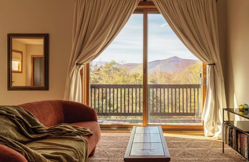 Saugerties House | Modern interiors with beautiful view of mountains and a private bluestone quarry