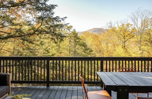 Saugerties House | Modern interiors with beautiful view of mountains and a private bluestone quarry