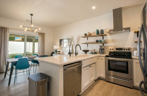 Loma Del Rey House | MOON HAVEN: Stylish 2-Bedroom Retreat with Patio