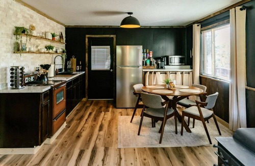 Rainbow Valley House | Mountain Haus - Cozy Pet Friendly Cabin with Views, Hot Tub & Fire Table