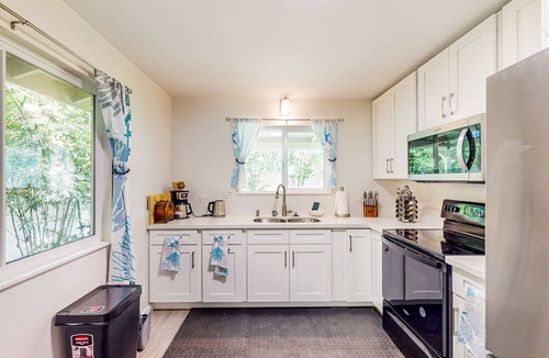 Nanakuli House | Mountain & ocean-view home with bamboo garden, 1 block to beach