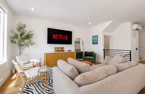 Nashville House | Nashville Townhouse with Rooftop & Modern Comfort