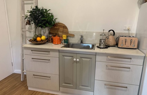 Shire of Gatton Apartment | Nestled at the Base of Toowoomba Range …A beautiful comfortable rural cottage .