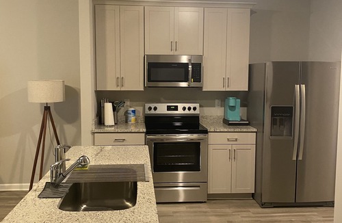 East Point House | New Spacious 3 bedroom 2.5 bath town house near the Airport