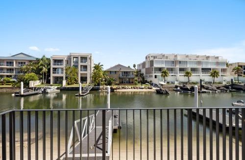 Runaway Bay Apartment | Oatland 26 Esplanade Coastal Retreat