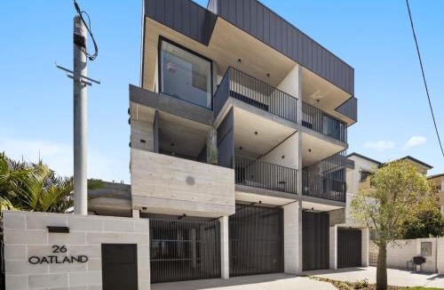Runaway Bay Apartment | Oatland 26 Esplanade Coastal Retreat