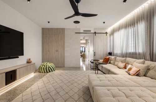 Runaway Bay Apartment | Oatland 26 Esplanade Coastal Retreat
