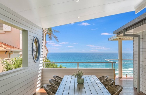 Currumbin House | Ocean Blue on Currumbin Hill - Pet Friendly - Linen Provided!
